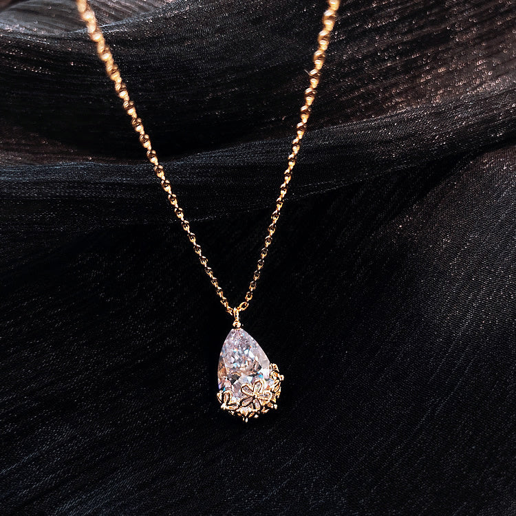 Elegant Crystal Water Drop Pendant Necklace – A Sparkling Touch of Sophistication for Her